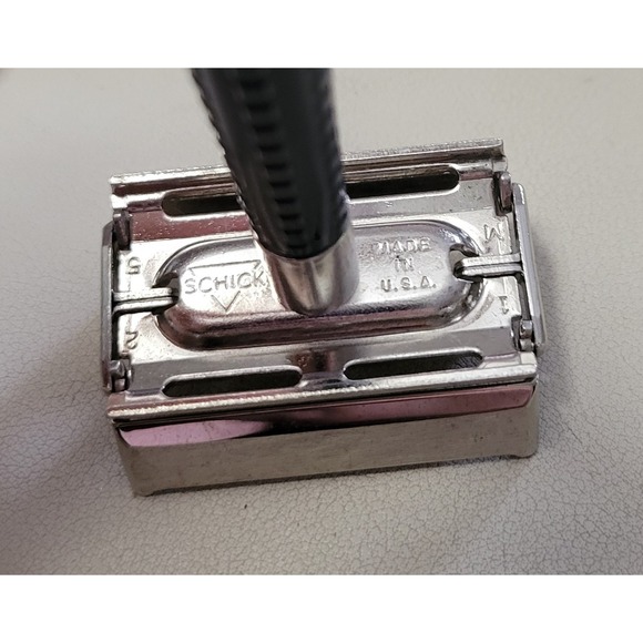Vintage Schick Double Edge Safety Razor With Box and Directions Insert - Picture 8 of 9